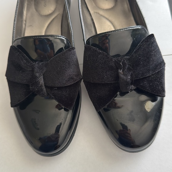 Bandolino Black Patent Leather Flats & Loafers w/ Velvet Bow - Picture 3 of 6